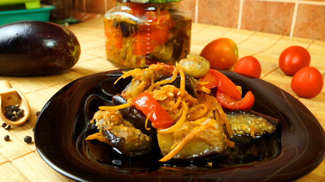 Консервированный салат с баклажанами, грибами и морковкой по-корейски