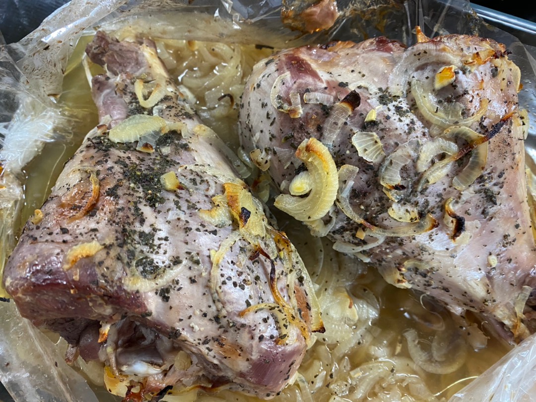 Запечённые голени индейки с луком