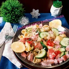 Салат с ветчиной, макаронами, овощами и сыром