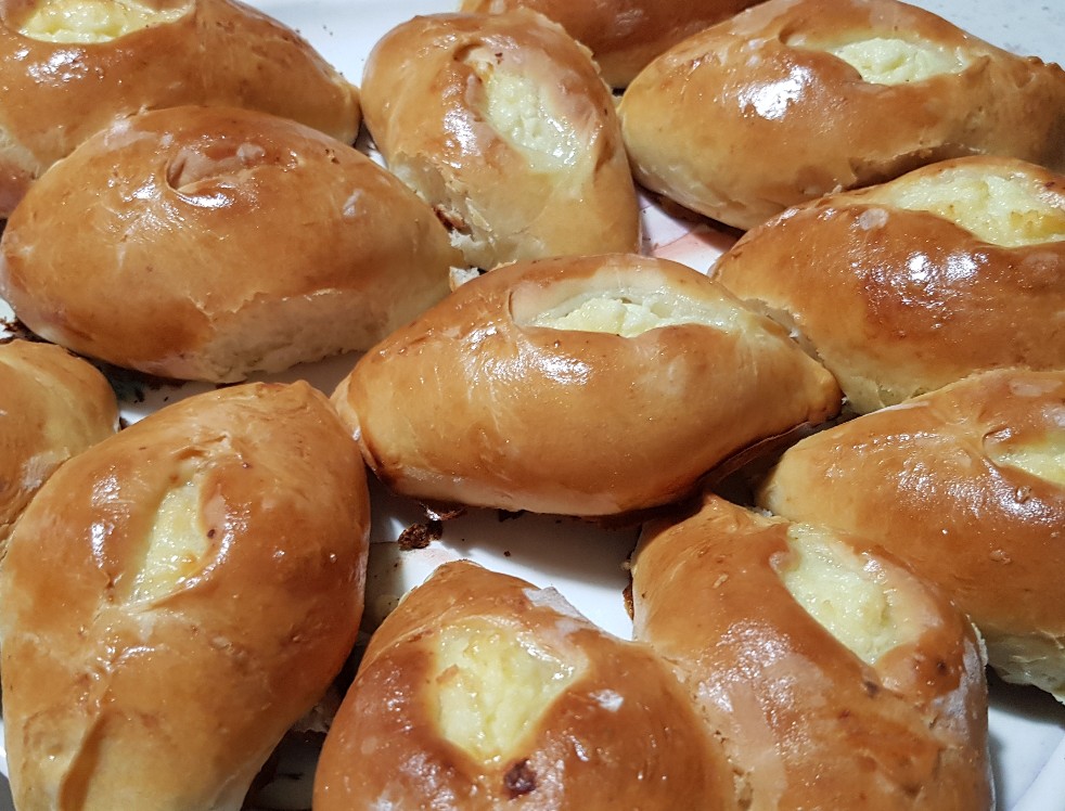 Лодочки с творогом, шоколадом, изюмом и вишней