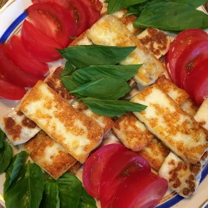 Жареный сернурский сыр Халумис с помидорами и базиликом