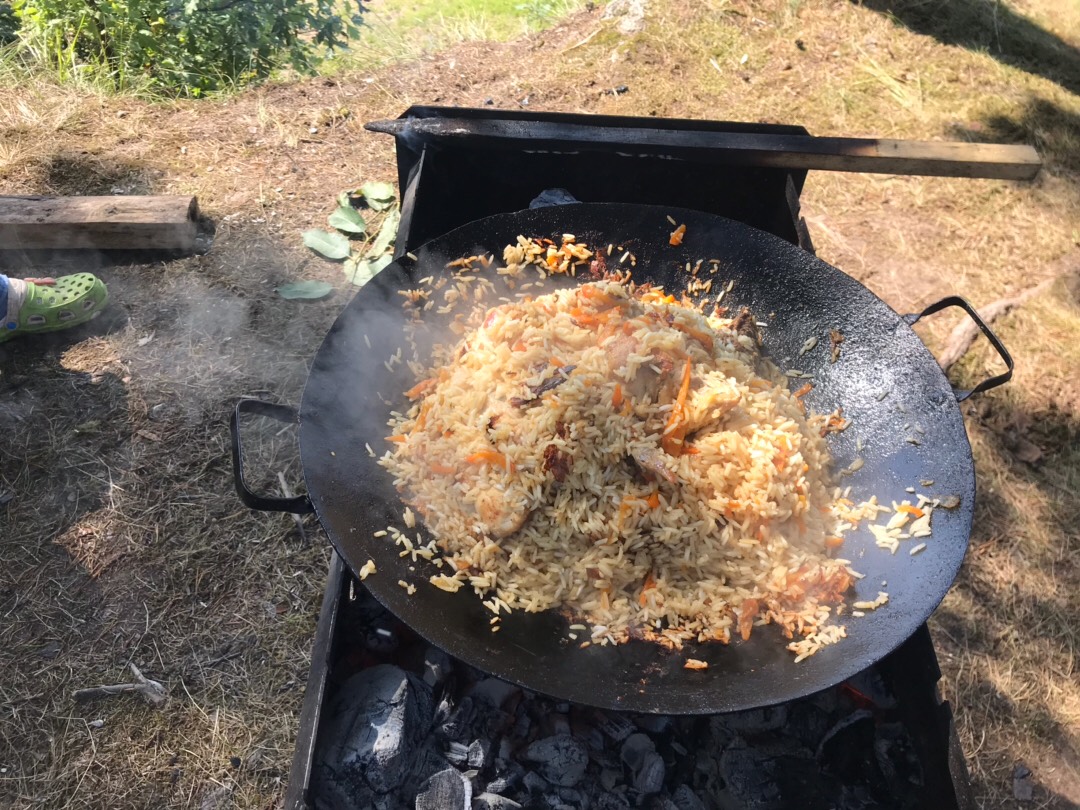 Куриный плов на берегу озера в садже на костре