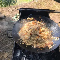 Куриный плов на берегу озера в садже на костре