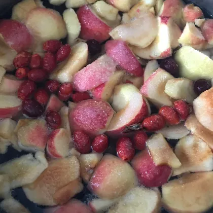 Яблочный компот с замороженными ягодами и имбирем