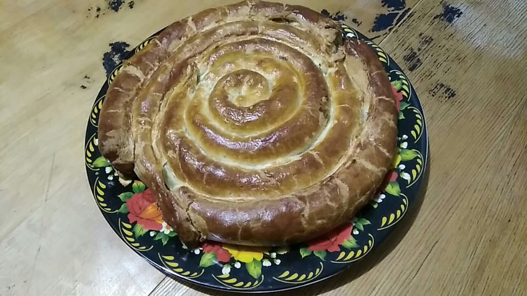 Пирог-улитка с рисом и яйцом