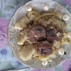 Картофельные галушки с капустой и с мясными ёжиками с секретиком