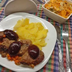 Печень тушёная со сливами в духовке 
