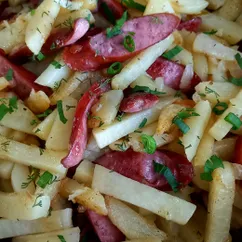 Жареная картошка с луком и охотничьими колбасками