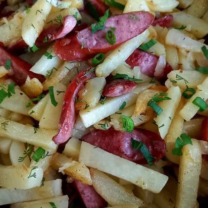 Жареная картошка с луком и охотничьими колбасками