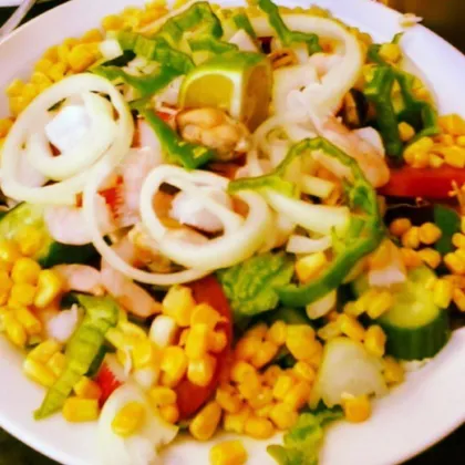 Легкий салат с морепродуктами