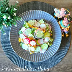 Салат овощной с кукурузой