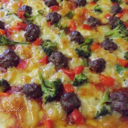Пицца с фрикадельками и овощами