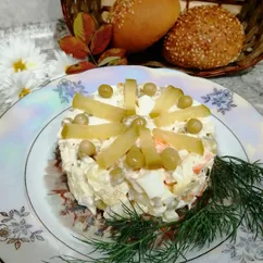 Оливье с курицей и яблоком