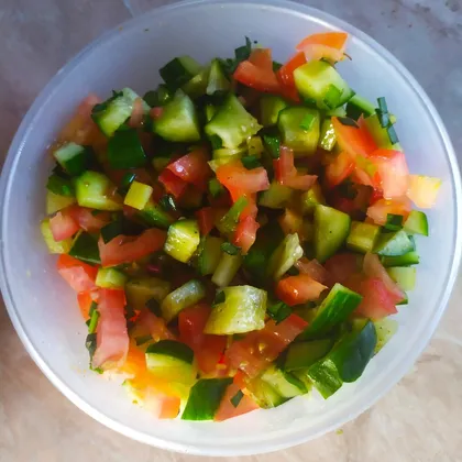 Весенний салат из овощей и зелени