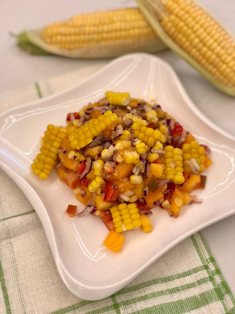 Салат из кукурузы, помидор, перца и красного лука