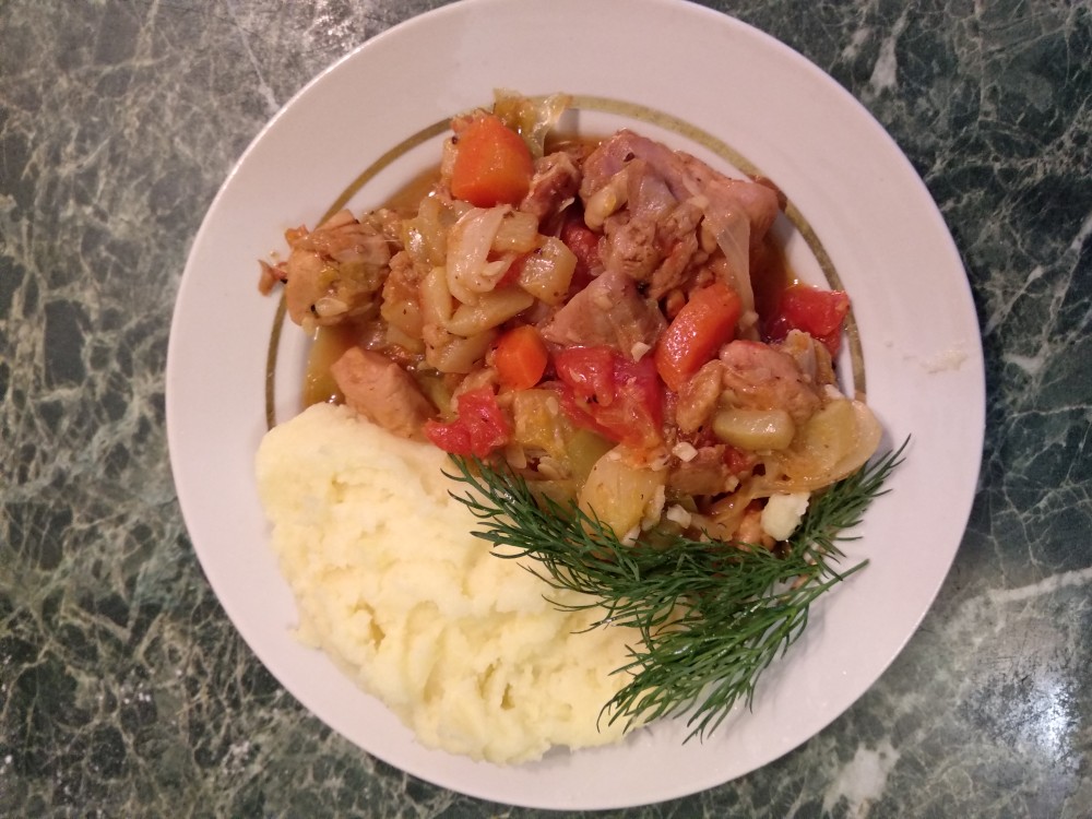 Остренькое овощное рагу с куриными бедрышками
