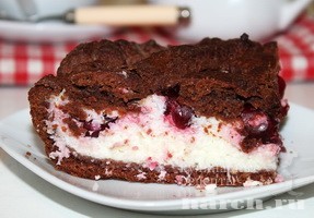 Шоколадный пирог с творогом, вишней и кокосом