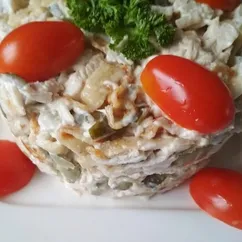 Салат с блинами и курицей