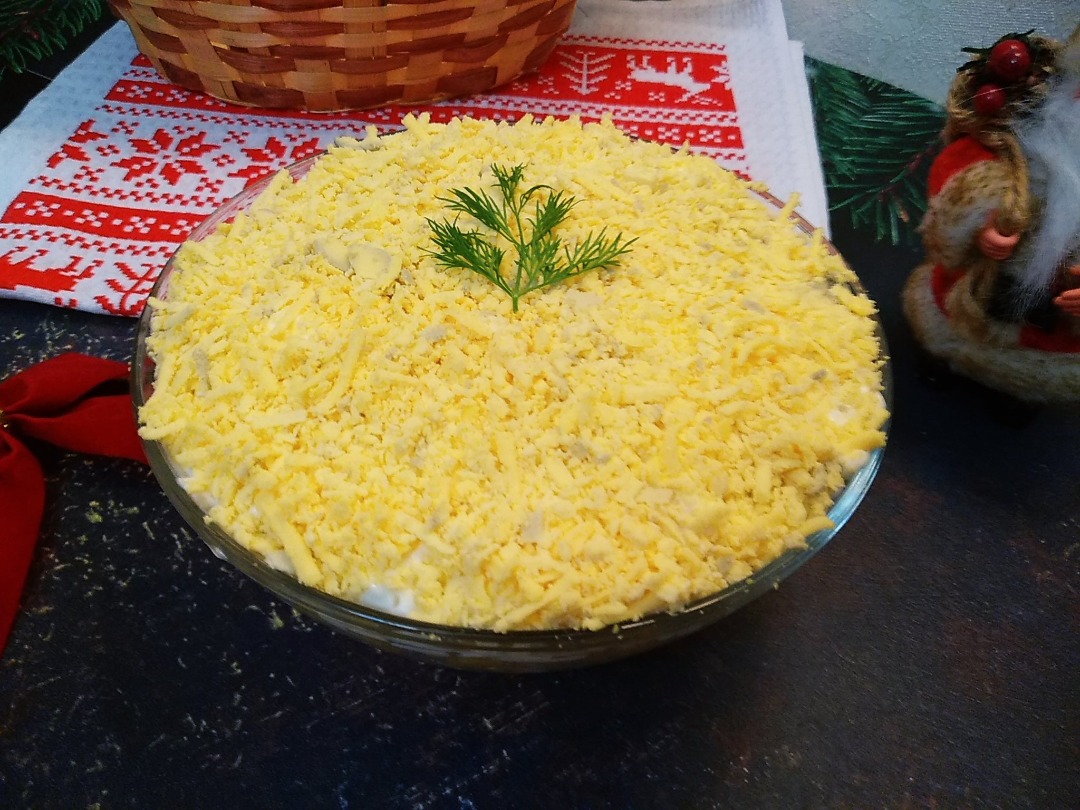 Слоёный салат с курицей и грибами
