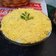 Слоёный салат с курицей и грибами