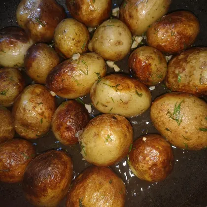 Картошка на сковороде целиком
