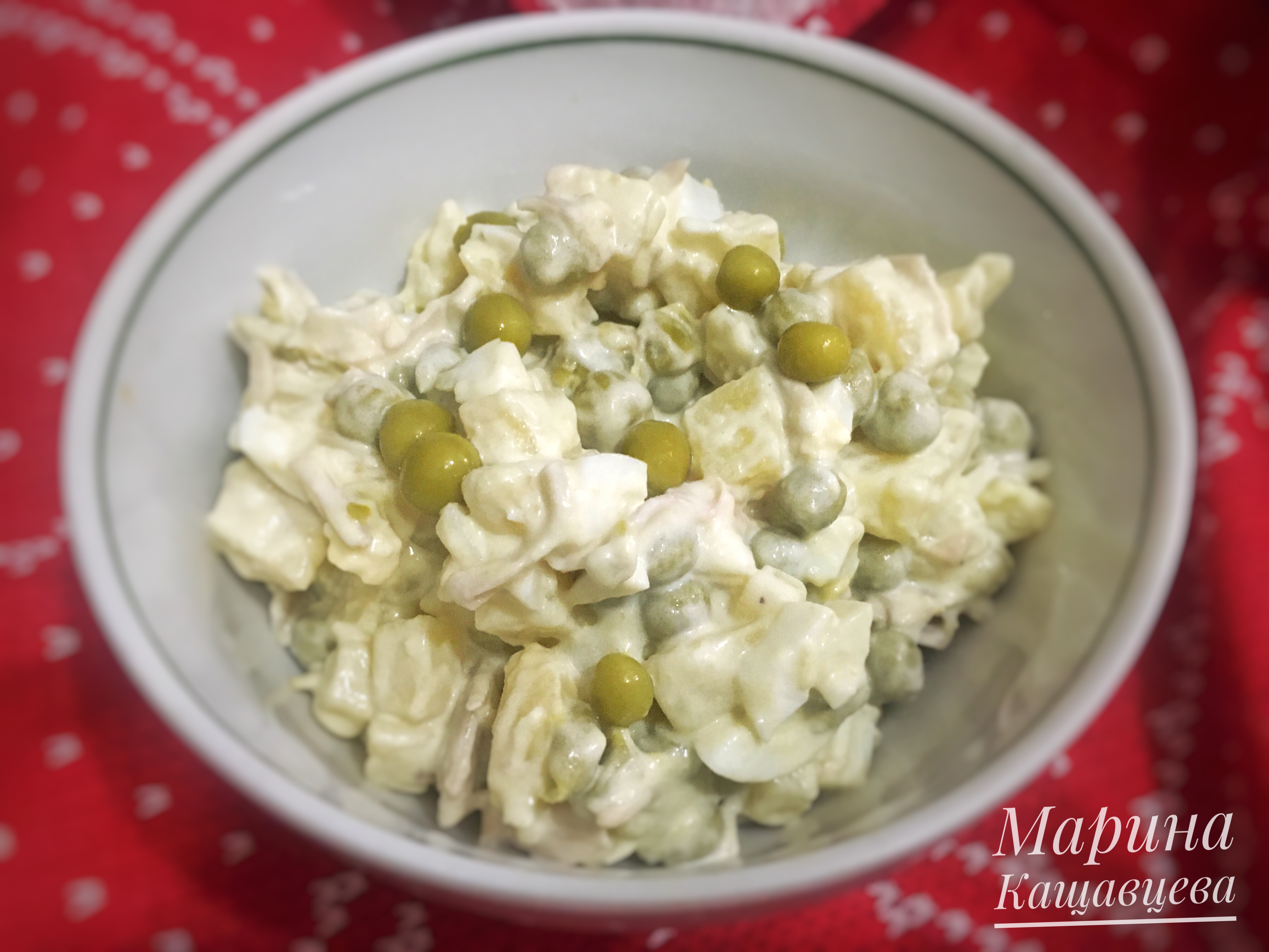Салат с горошком и консервированным кальмаром 