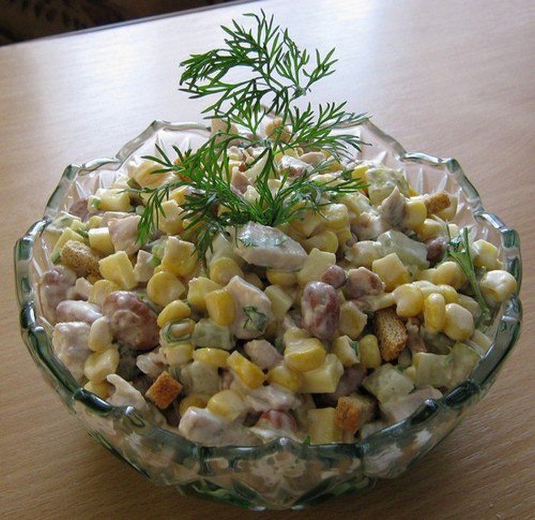 Сытный салат с курицей, ананасами, маринованными грибами и киноа