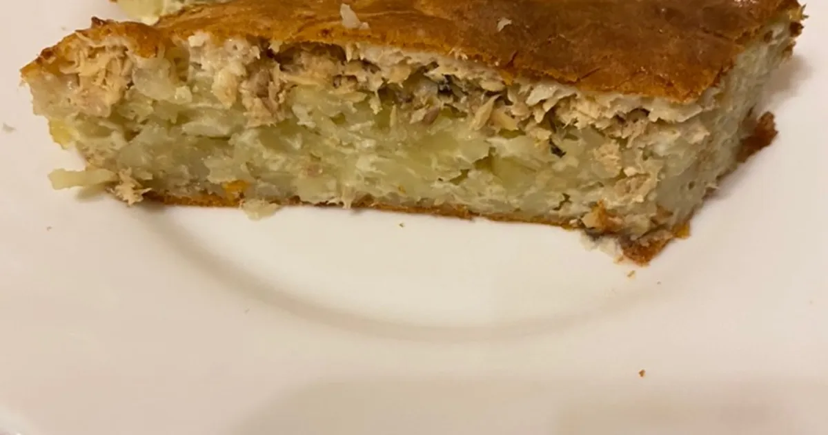 Пирог с сайрой и сыром - Лайфхакер