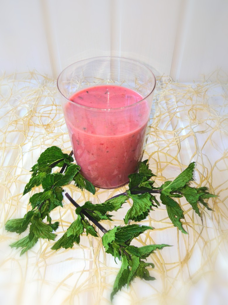 Клубнично-молочный мохито