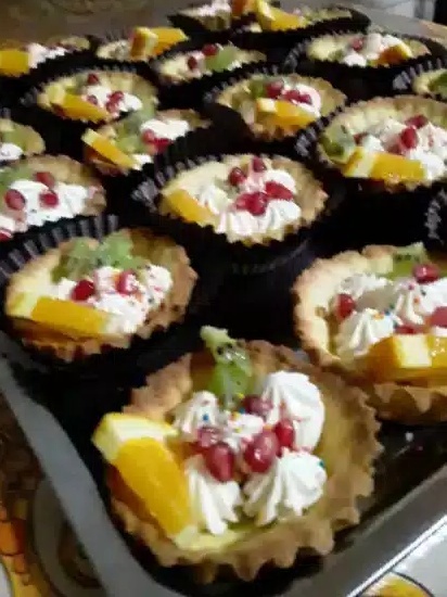 Пирожные новогодний корзинка с фруктами