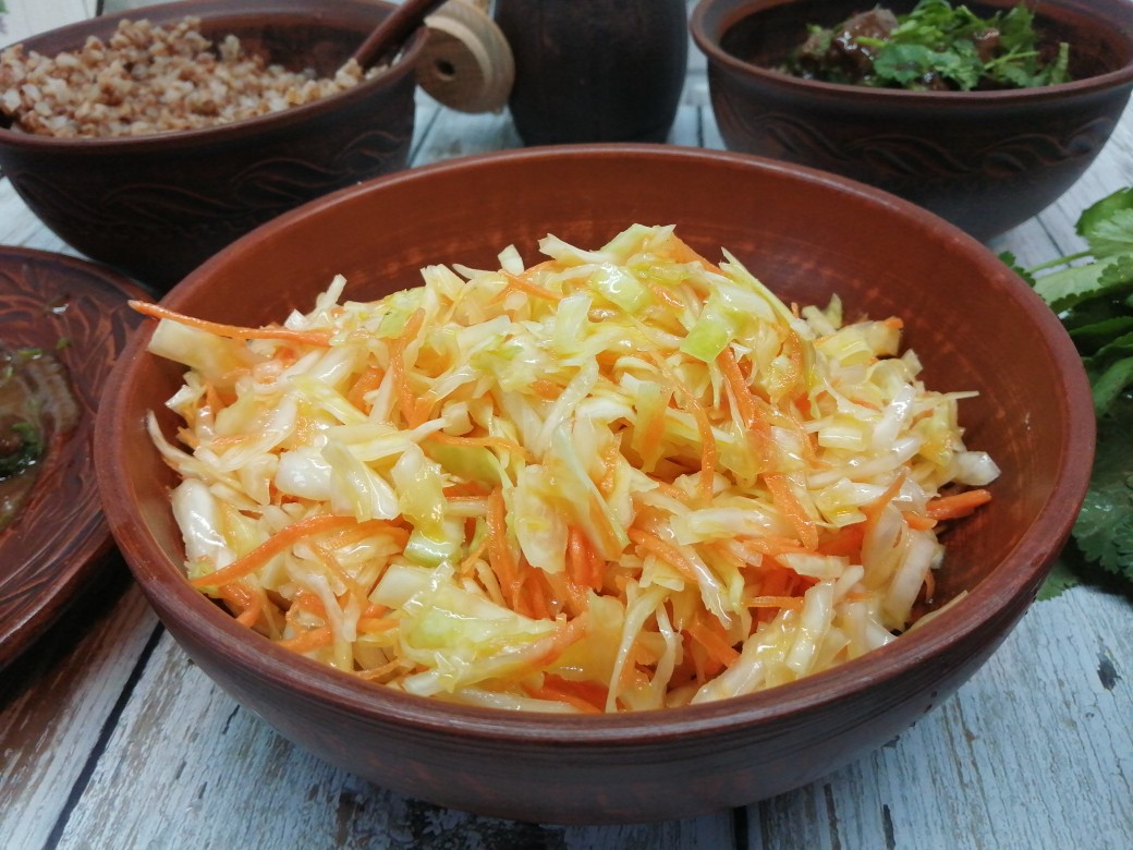 Бабушкин салат из капусты с морковью и яблоком