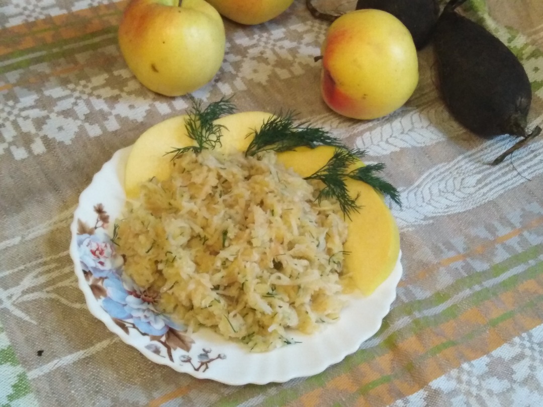 Салат из черной редьки с айвой и яблоком