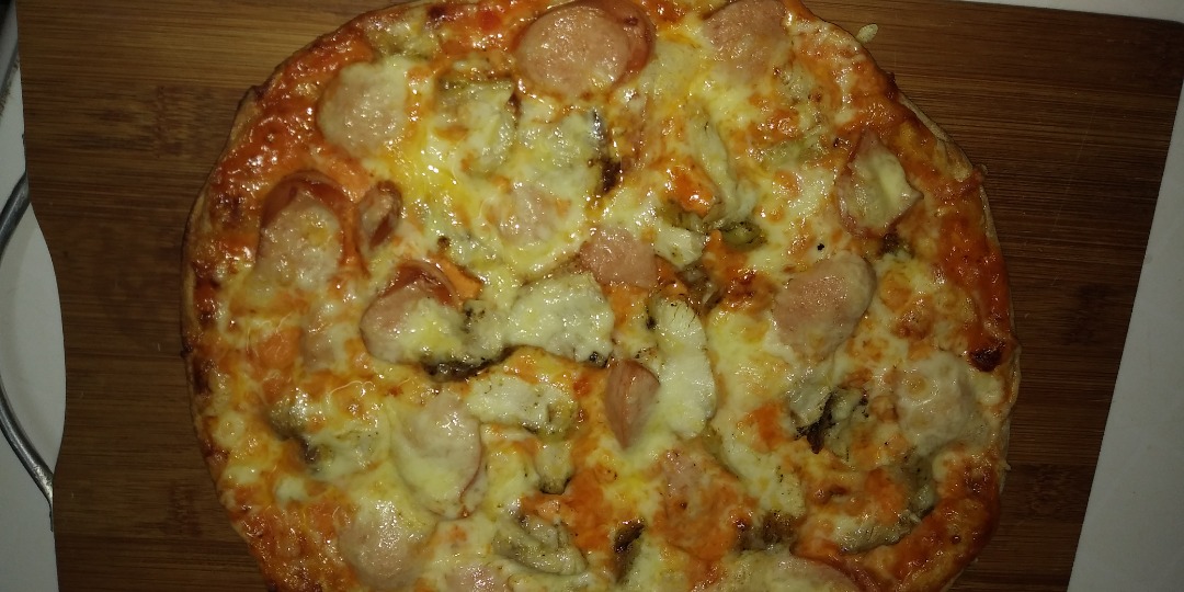 Пицца с курицей и сосисками
