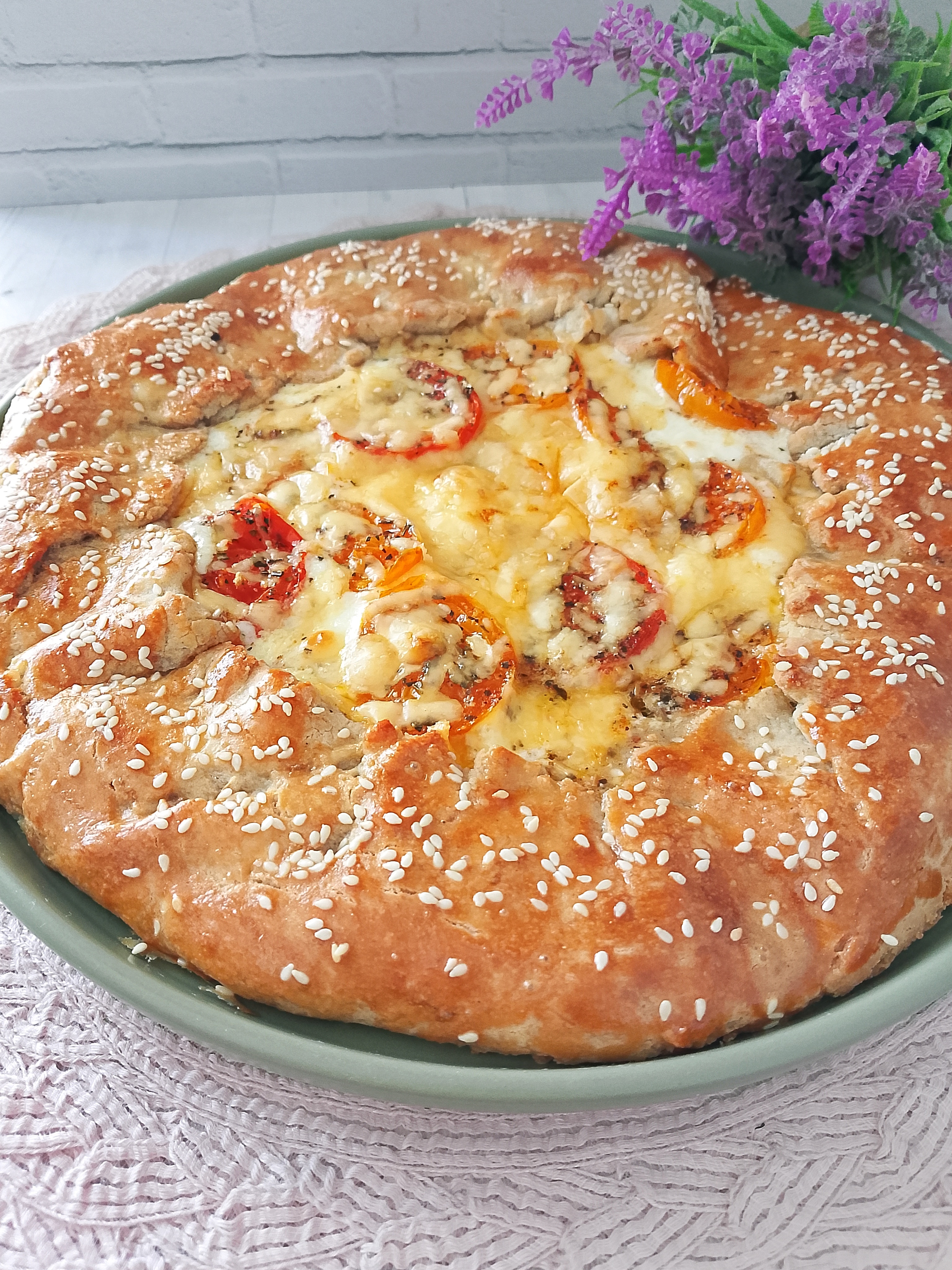 Галета на творожном тесте с сыром и помидорами