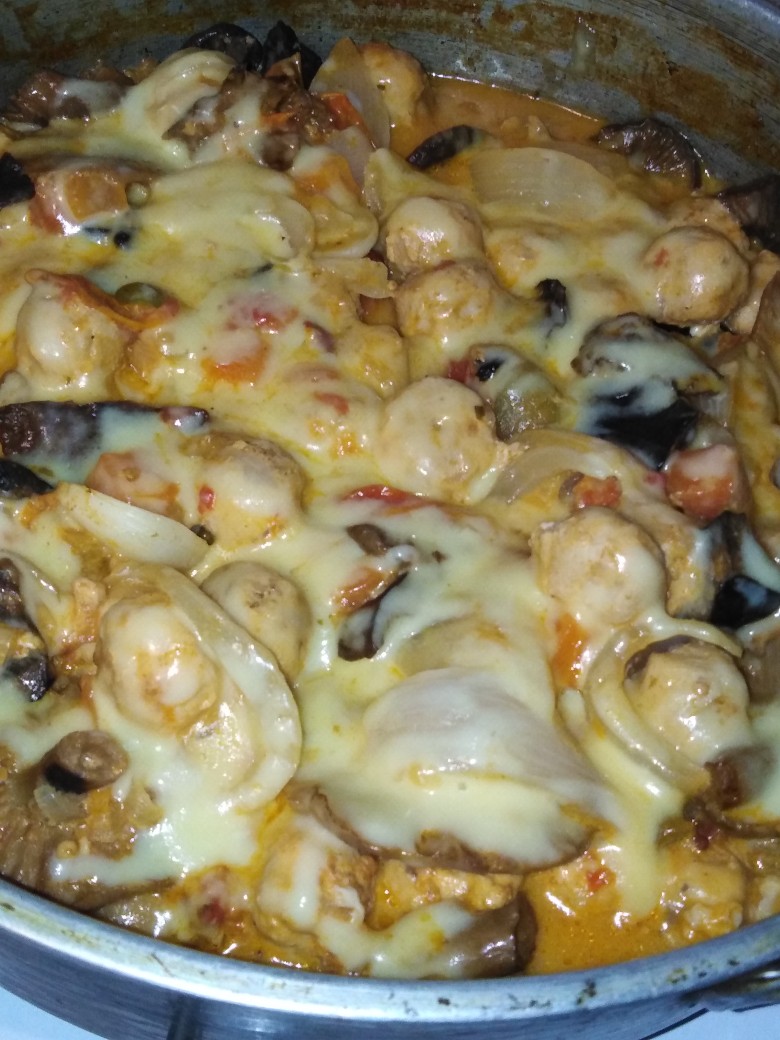 Фрикадельки с грибами и овощами