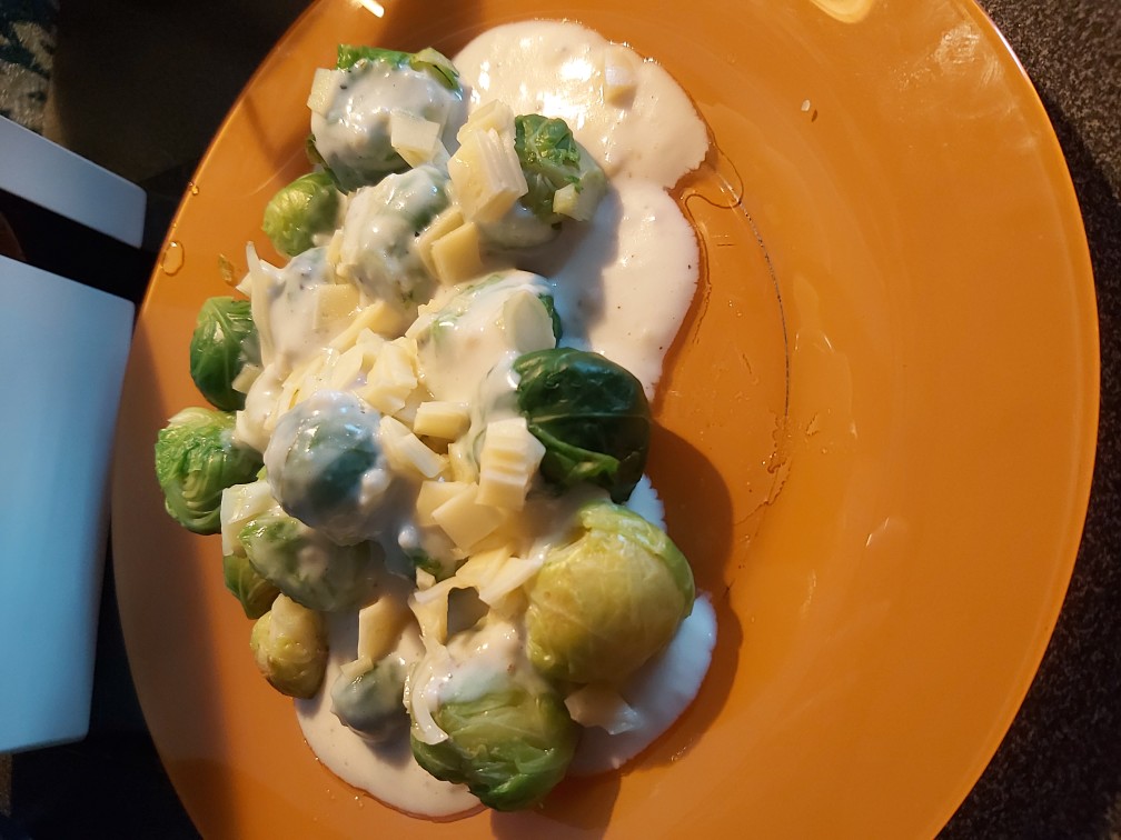 Брюссельская капуста под соусом Бешамель с сыром