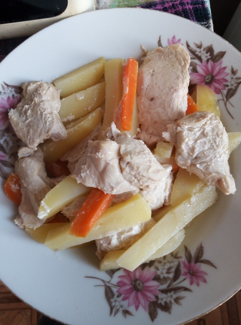 Диетическое блюдо-картошка с грудкой и морковью