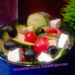 Салат с овощами и сыром фета 
