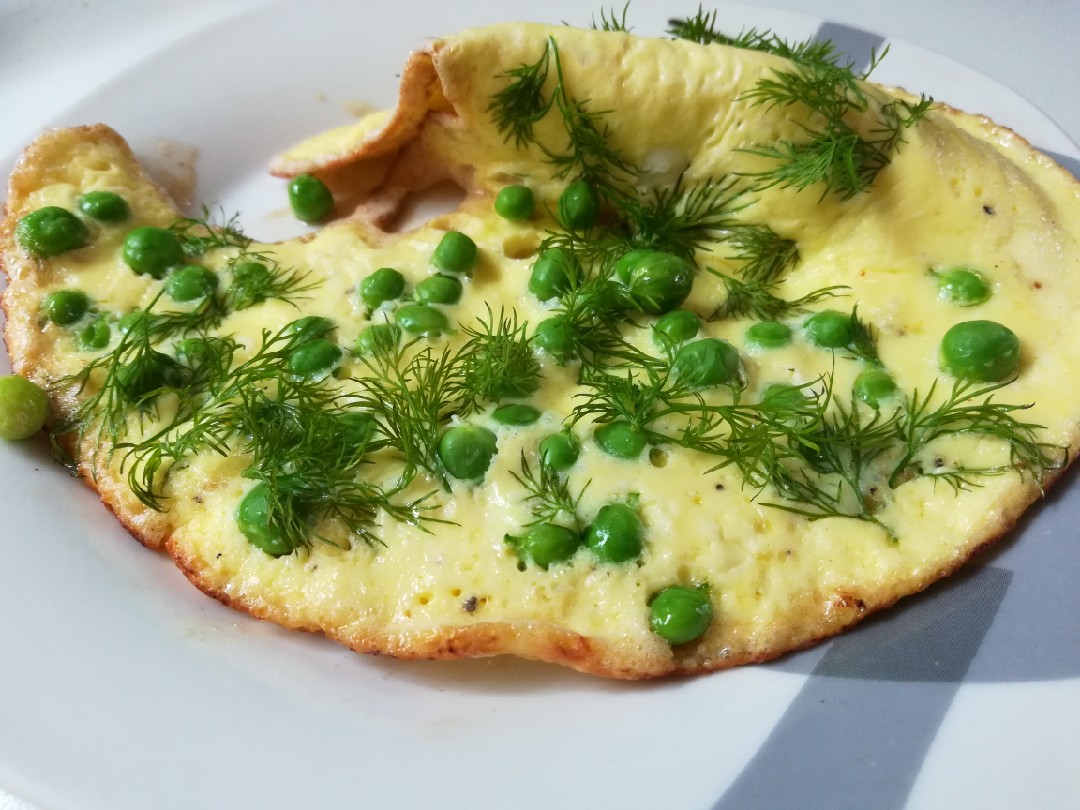 Яичные желтки с горохом и укропом