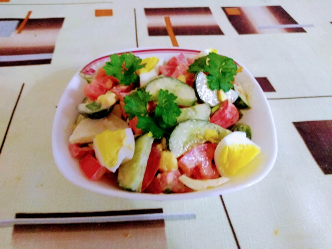 Летний салат из овощей и яиц