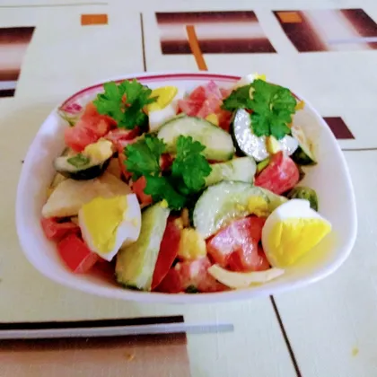 Летний салат из овощей и яиц