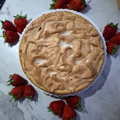 Пирог песочный с клубникой