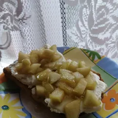 Тосты с карамелизованными яблоками и творожным сыром 😍