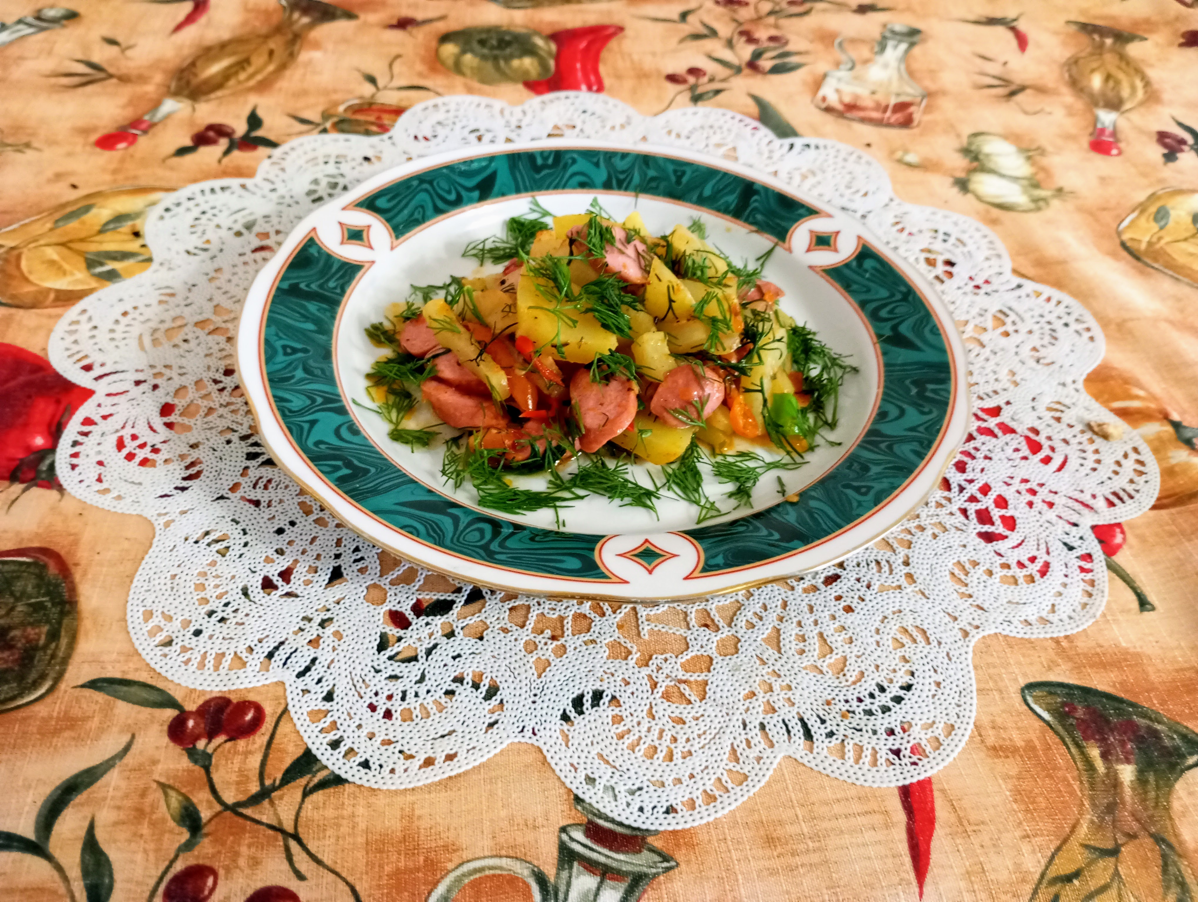 Овощное рагу с сосисками и кабачками
