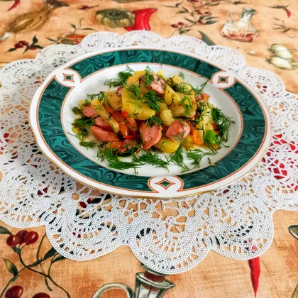 Овощное рагу с сосисками и кабачками
