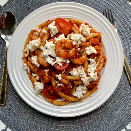 Спагетти с креветками, моцареллой и базиликом