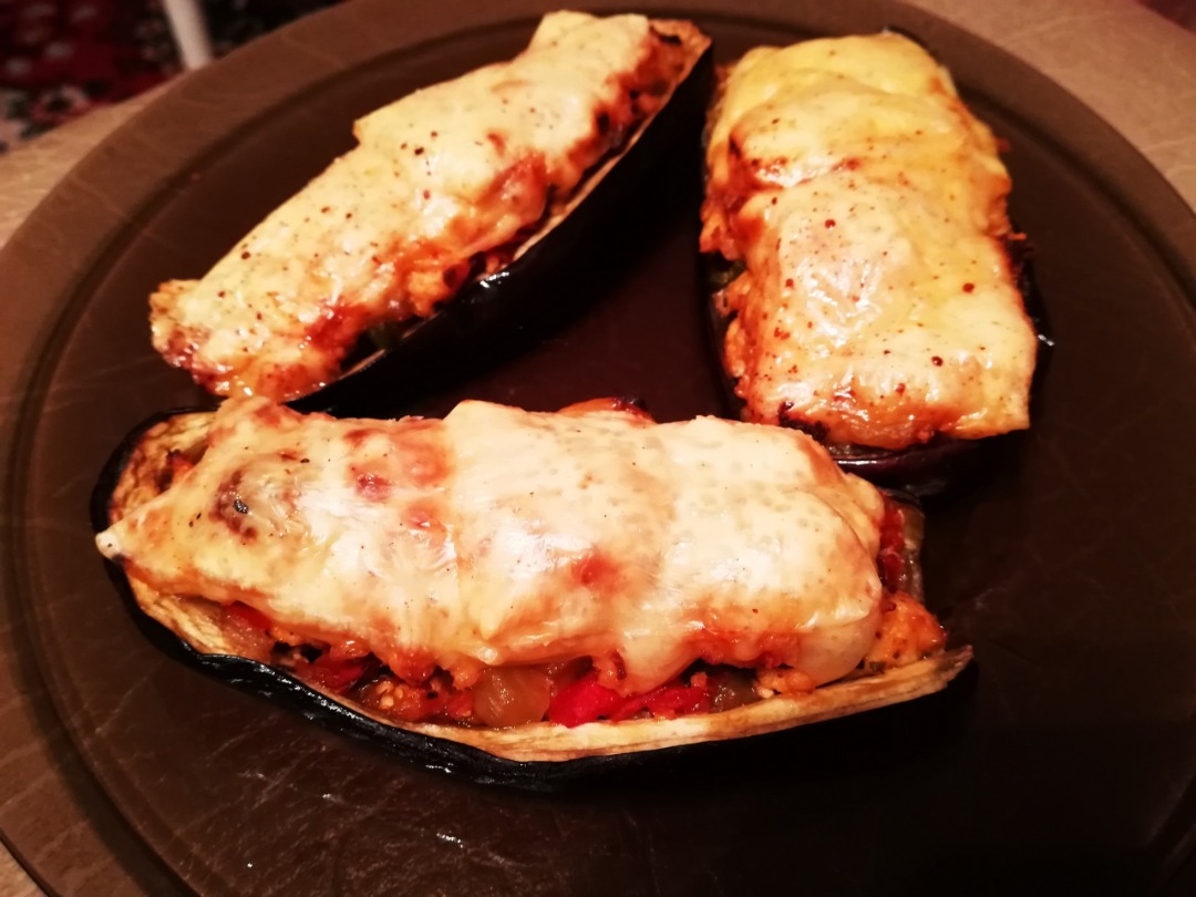 Баклажанные лодочки с овощами и фаршем