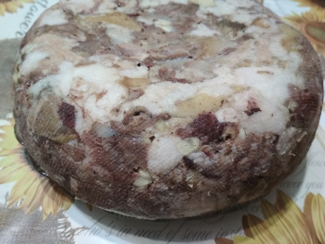 Мясо свиных голов прессованное (по - домашнему)
