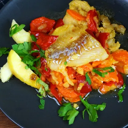 Рыба на сковороде с овощным гарниром