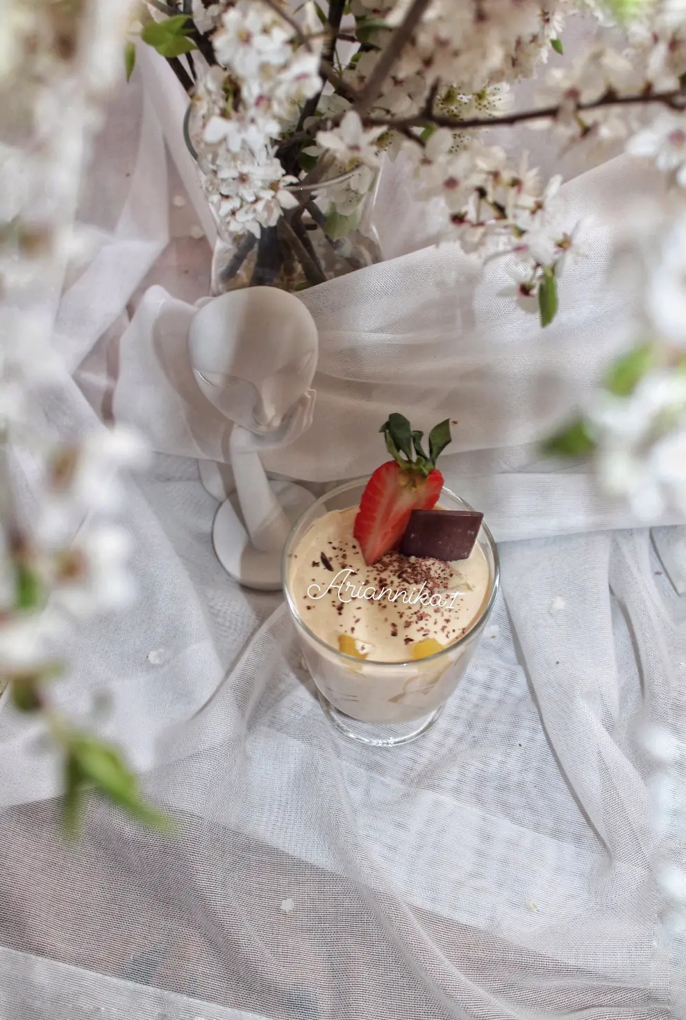 Творожно-кофейный десерт с персиками и тёртым шоколадом
